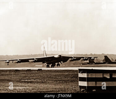 Vue avant droite d'un B-52 Stratofortress d'avion de commandement aérien stratégique au décollage pour une mission au-dessus du Nord Vietnam au cours de l'opération LINEBACKER. Banque D'Images