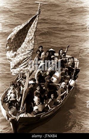 35 réfugiés vietnamiens attendent d'être prises à bord du navire de commandement amphibie USS Blue Ridge (LCC-19). Ils sont secourus par un bateau de pêche de 35 pieds à 350 milles au nord-est de la baie de Cam Ranh, au Vietnam, après avoir passé huit jours en mer. Banque D'Images