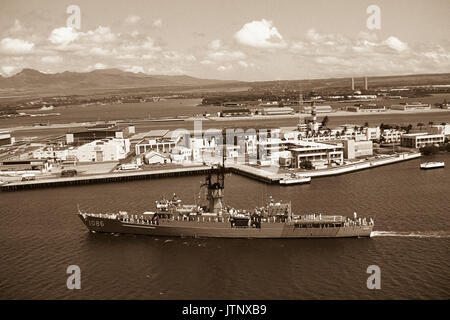 Une antenne poutre port vue de la frégate USS BREWTON (FF 1086) quitter le port à l'issue de la désignation et cérémonie de départ pour l'inconnu de l'ère militaire au Vietnam. L'BREWTON transporte le soldat inconnu au Naval Air Station, Alameda, Californie. Banque D'Images