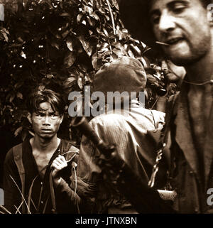 La Légion étrangère française joue le rôle de combat majeur dans la guerre contre le Viet Minh. Ici un suspect a été trouvé à se cacher dans la jungle et est maintenant remise en cause par la patrouille de l'avance, qui le saisit. Ca. 1954. Pix. (USIA) DATE EXACTE INCONNUE SHOT #  FICHIER NARA : 306-PS-55-10516 LIVRE Guerres et conflits #  : 383 Banque D'Images