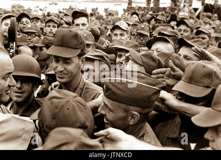 Le Président Lyndon B. Johnson salue des troupes américaines au Vietnam, 1966. (USIA) DATE EXACTE INCONNUE SHOT #  FICHIER NARA : 306-SSM-8H-SVN-2-25 LIVRE Guerres et conflits #  : 394 Banque D'Images