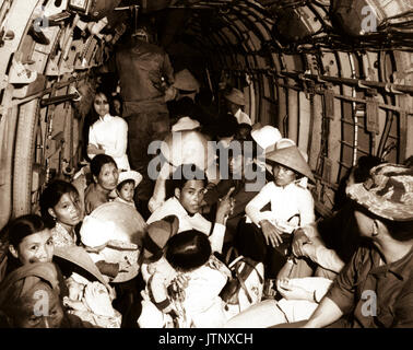 Stupéfait par la brutalité d'une attaque Vietcong sur leur village, les réfugiés de la guerre du Vietnam ride un hélicoptère de l'Armée de l'air dans une zone de sécurité près de Saigon. Mars 1966. Air Force. (USIA) DATE EXACTE INCONNUE SHOT #  FICHIER NARA : 306-MVP-22-10 #  LIVRE Guerres et conflits : 407 Banque D'Images