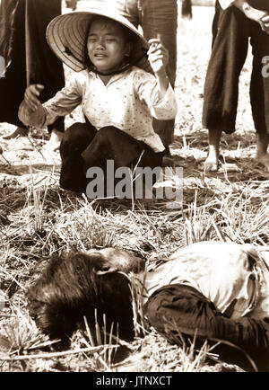 Tuy Hoa : quinze civils ont été tués dans l'explosion d'une mine Viet Cong fait maison sur une route de campagne. La plupart des victimes étaient à bord d'un tricycle Lambretta qui a frappé la mine et était déchiré par l'explosion. Ca. 1966. JUSPAO. (USIA) DATE EXACTE INCONNUE SHOT #  FICHIER NARA : 306 CFP-guerres et conflits-66-1047 LIVRE #  : 426 Banque D'Images
