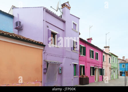 Maisons anciennes de suite aux façades colorées Banque D'Images