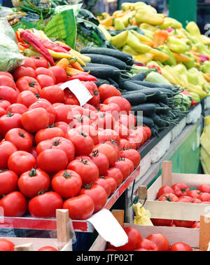 Gros tas de tomates et autres légumes sur market stall Banque D'Images