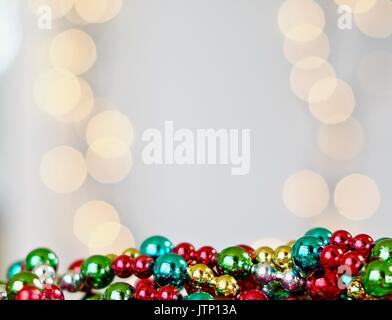 Arrière-plan de vacances avec des boules de couleur et floue lumières blanches Banque D'Images