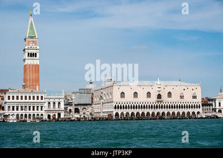 Vue front de mer, sur le Grand Canal de Venise montrant le Campanile et le palais des Doges Banque D'Images