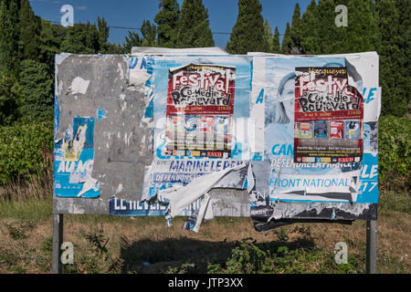 Conseil en politique et déchiré des affiches du festival en français rural hamlet, le Vaucluse, Provence Alpes Côte d'Azur Banque D'Images