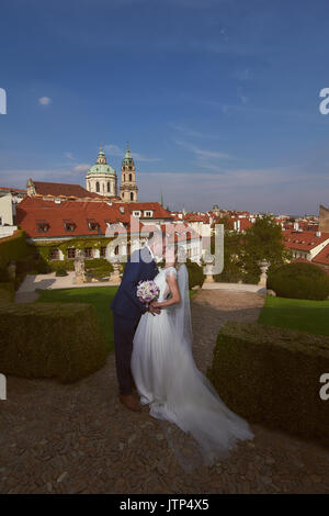 Les jeunes à pied autour de Prague. Ils voient les sites touristiques de la ville et sourire à des passants. Le soleil illumine le chemin pour un jeune couple. Banque D'Images