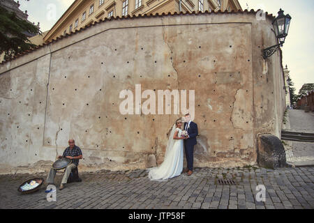 Les jeunes à pied autour de Prague. Ils voient les sites touristiques de la ville et sourire à des passants. Le soleil illumine le chemin pour un jeune couple. Banque D'Images