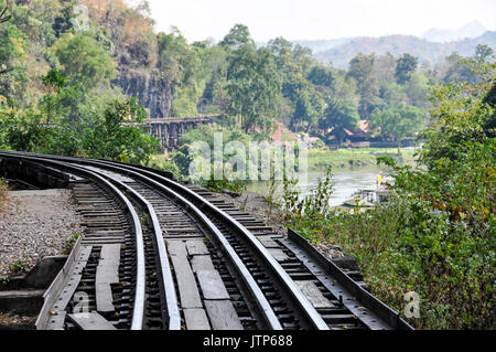 Partie du Thailand-Burma Railway le long de la rivière Kwai en Thaïlande. Banque D'Images