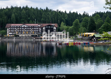 Eibseealm Bergasthof hôtel sur la rive du lac, Eibsee Bavière, Allemagne Banque D'Images