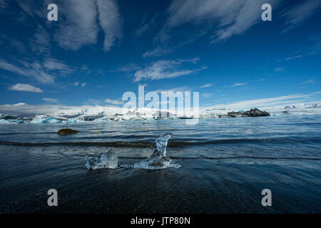 Islande - deux pièces de fonte de glace au glacier de la plage de sable noir lagoon Banque D'Images