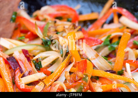 Wok de légumes sautés au point sélective multicolores gros plan Banque D'Images