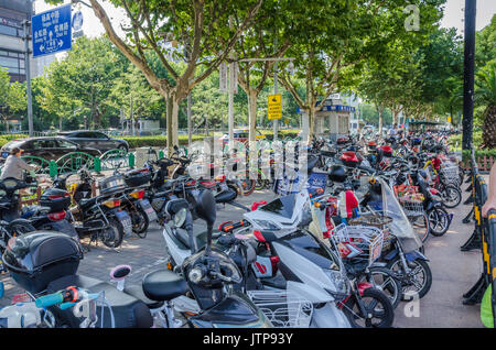 Les scooters et les vélos sont des moyens de transport à Shaghai et sont souvent vus en stationnement sur le côté si la route ou à des centres commerciaux. Banque D'Images