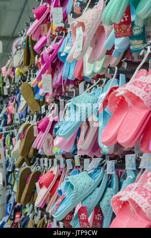 Tongs accroché sur un écran dans un supermarché à Shanghai, Chine. Banque D'Images