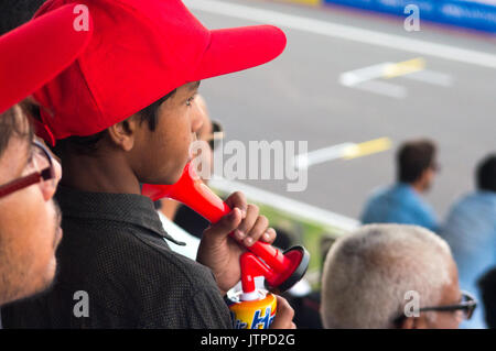 Delhi, Inde - 19 Mar 2017 : les enfants indiens dans red caps regardant une piste de course. Les spectateurs sont très enthousiastes de sport Banque D'Images