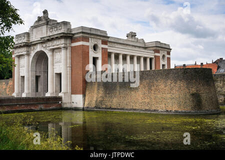 Ieper's de triomphe, la porte de Menin, et mausolée qui honore le manque de la première guerre mondiale en Flandre, Belgique contenant 54 395 noms du soldat Banque D'Images
