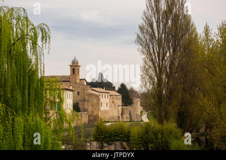 Vue sur les anciens murs de la ville de Bevagna Ombrie (Italie). Banque D'Images