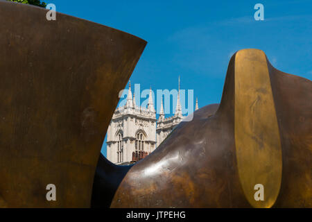 UK London Westminster Abingdon Street Gardens College Green Henry Moore statue sculpture bronze 1962 Knife Edge deux 2 détails Westminster Abbey Banque D'Images