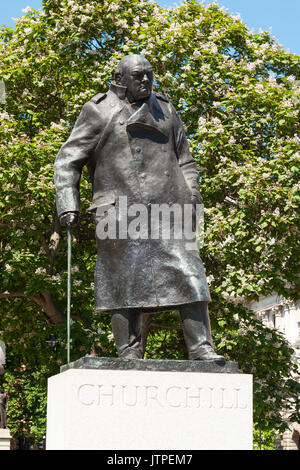 UK London Westminster Parliament Square statue en bronze sculpture Sir Winston Churchill ex Premier ministre par Ivor Roberts-Jones 1973 12 pieds de hauteur 3,7 m Banque D'Images