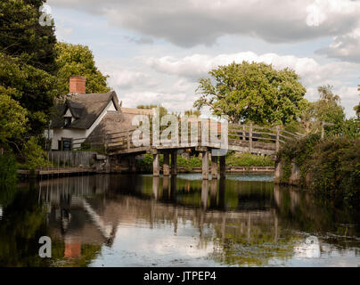 Pont traversant une rivière avec des réflexions à l'extérieur en pays journée d'été aucun peuple ; UK Banque D'Images