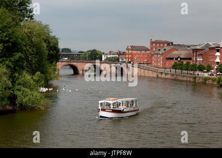 "Le Comte" bateau de croisière sur la rivière Severn à Worcester Worcester avec Bridge en arrière-plan Banque D'Images