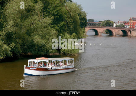 "Le Comte" bateau de croisière sur la rivière Severn à Worcester Worcester avec Bridge en arrière-plan Banque D'Images