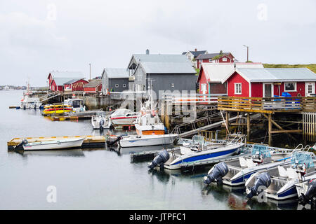 Village de pêcheurs avec des bateaux et des bâtiments en bois sur pilotis. Nes, Vega Island, Norway, Scandinavia Banque D'Images