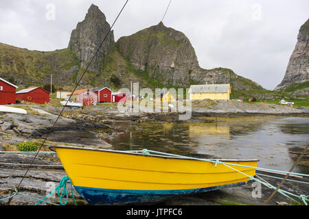 Dans le vieux bateau Sanna, ancien village de pêcheurs sur l'île, Traena Sanna à distance, comté de Nordland, Norvège, Scandinavie Banque D'Images