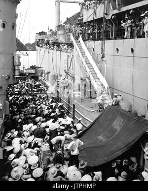 Les réfugiés du Vietnam. USS Montague abaisse une échelle sur le côté de l'anglais de prendre à bord les réfugiés LSM. Haiphong, août 1954. PH1 H.S. Hemphill. (Marine) DATE EXACTE INCONNUE SHOT #  FICHIER NARA : 080-G-644449 LIVRE Guerres et conflits #  : 386 Banque D'Images