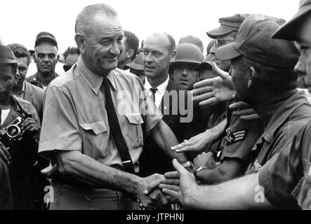 Le Président Lyndon B. Johnson salue des troupes américaines au Vietnam, 1966. (USIA) DATE EXACTE INCONNUE SHOT #  FICHIER NARA : 306-SSM-8H-SVN-2-21 LIVRE Guerres et conflits #  : 395 Banque D'Images
