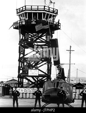 Quelques instants avant que le drapeau des États-Unis a été remplacé par le drapeau vietnamien vietnamien, l'équipage de l'Armée de l'Air line up avant qu'une des 62 UH-1 Huey 'hélicoptères' remis à eux le 4 novembre 1970, ainsi que le commandement de l'aérodrome de Soc Trang. (USIA) DATE EXACTE INCONNUE SHOT #  FICHIER NARA : 306-MVP-14-31 #  LIVRE Guerres et conflits : 401 Banque D'Images