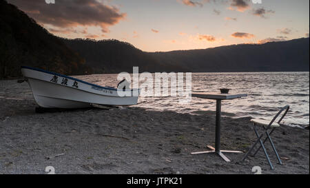 La belle vue sur un bateau-croisière sur le lac d'automne de jeunesse Towadako en Towada Kamaishi National Park Banque D'Images