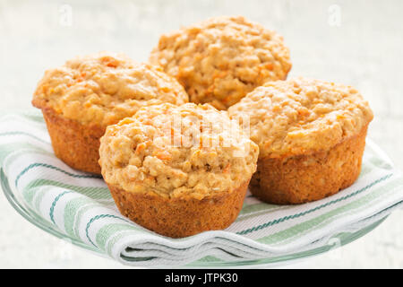 Des délicieux muffins à l'avoine carotte photographiés libre. Banque D'Images