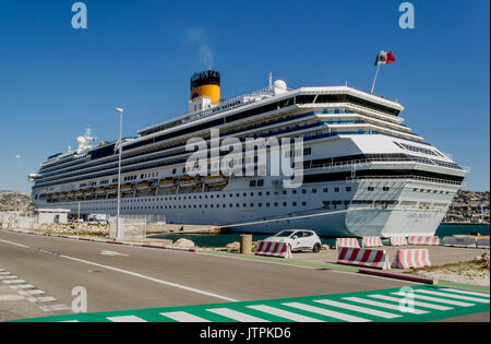 Costa Pacifica, Costa Cruises - Marseille, France - 08 mai 2017 : Costa Pacifica croisière bateau amarré dans le port de Marseille Banque D'Images