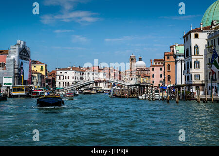 Grand Canal, Venise, Italie - 04 août 2016 : Grand Canal et le pont Scalzi (Ponte degli Scalzi) Banque D'Images