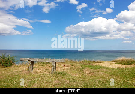 Une assise en bois sur la falaise surplombant la mer à la station de North Norfolk mundesley-sur-Mer, Norfolk, Angleterre, Royaume-Uni. Banque D'Images