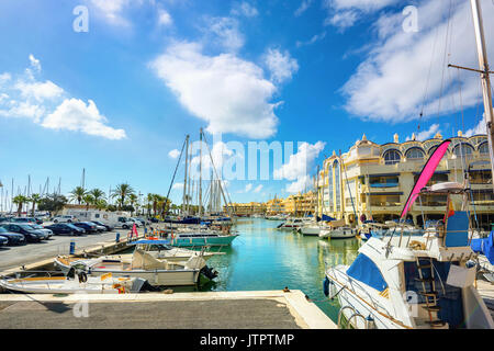 Vue sur le port de Puerto Marina Benalmadena. Costa del Sol, la province de Malaga, Andalousie, Espagne Banque D'Images