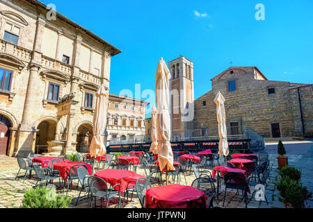 Vue sur cathédrale et clocher avec façade inachevée sur la Piazza Grande à Montepulciano. La toscane, italie Banque D'Images