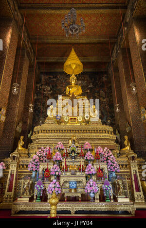 Autel d'or ornée et décorée à l'intérieur du Phra Ubosot ou coordination Hall (salle de prière) le plus sacré au Wat Pho (Po) complexe des temples de Bangkok. Banque D'Images