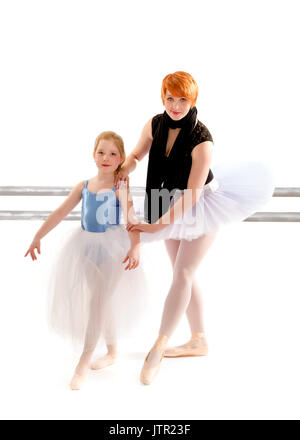 Ballet Travaux d'Étudiants sur le port des bras bras avec son professeur de ballet Banque D'Images