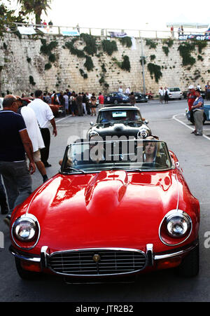 Les voitures de sport classiques britanniques Jaguar Racing dans l'état capturé à la Malte grand prix 2012 Banque D'Images