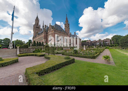 Sur le jardin sur le palais de la paix, siège de la Cour internationale de justice, organe judiciaire principal des Nations unies à La Haye, Pays-Bas Banque D'Images