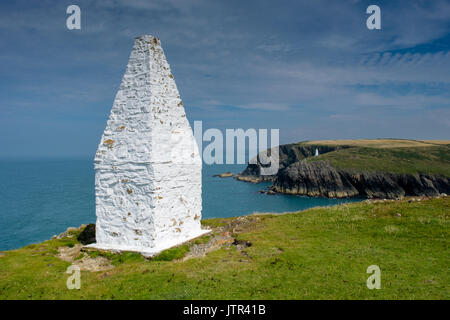 Obélisques blancs marquant l'entrée du port de Porthgain, Pembrokeshire, Pays de Galles Banque D'Images