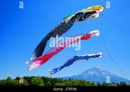 Cerfs-volants de carpe Koinobori colorés contre un ciel bleu clair dans les hautes terres d'Asagiri avec Mt. Fuji en arrière-plan au Japon Banque D'Images