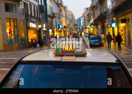 Taxi cab sur une rue de la vieille ville de Porto, Portugal Banque D'Images