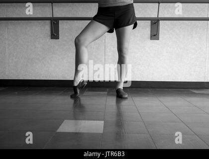 Version noir et blanc de danseuse Jazz posent avec les pieds à creuser Banque D'Images