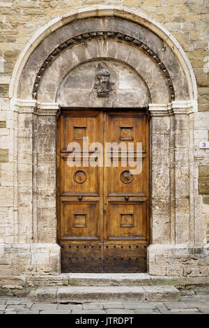 Vieille porte en bois décoré d'une église à Orvieto en Ombrie (iatly) Banque D'Images