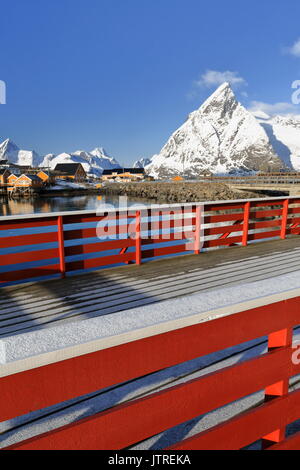 Sw.vue depuis l'Île-Olenilsoya sur le jaune rorbuer-traditionnelles cabanes de pêcheurs saisonniers de Sakrisoya-île à monte autour Kjerkfjorden : Hatinden-B Banque D'Images